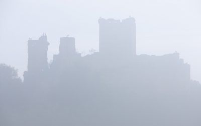 1 FOTO – 1 HISTORIA: Niebla a Medida en el Castillo de Aguijuelas